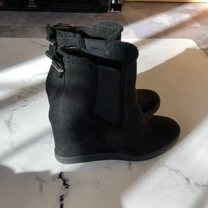 Size 10 women’s slip on wedge boot.